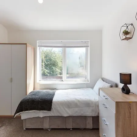 Spacious Close To Centre Location شقة ليدز