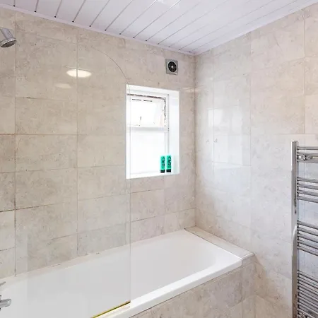 Spacious Close To Centre Location شقة