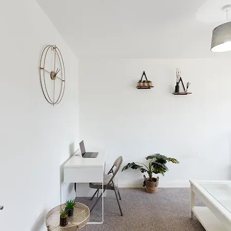 Spacious Close To Centre Location *