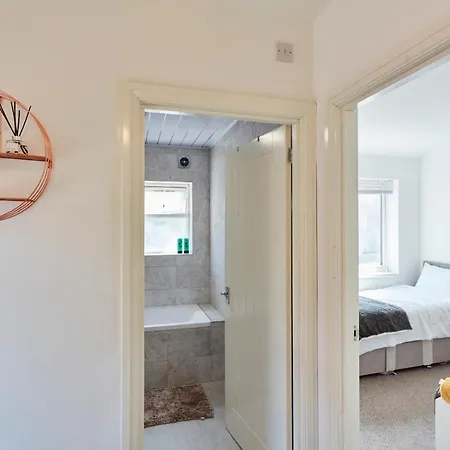 Spacious Close To Centre Location شقة ليدز