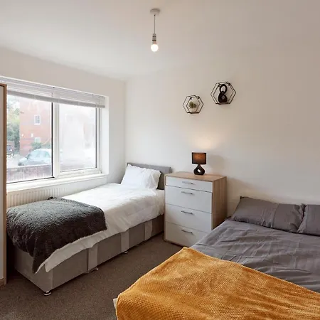 Spacious Close To Centre Location شقة