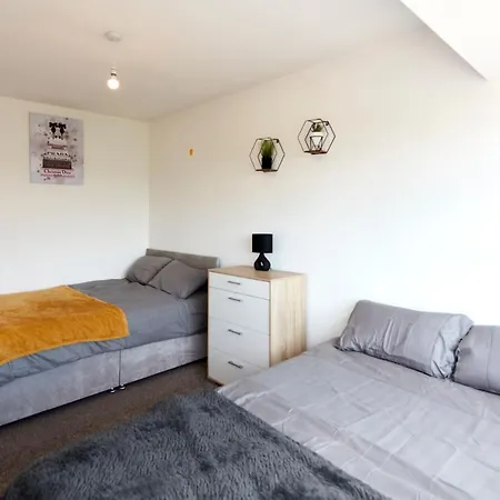 Spacious Close To Centre Location شقة *