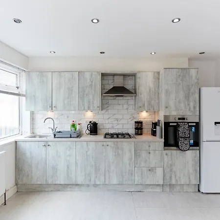 Spacious Close To Centre Location *