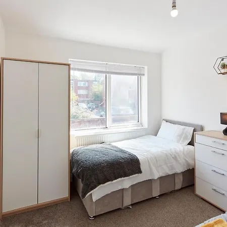 Spacious Close To Centre Location شقة