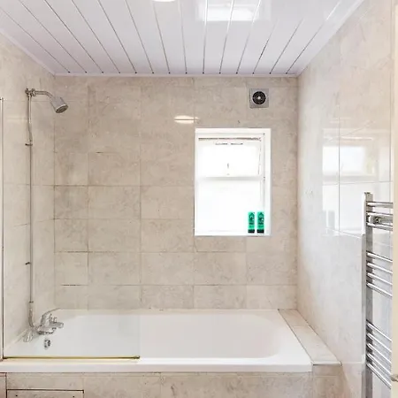 Spacious Close To Centre Location