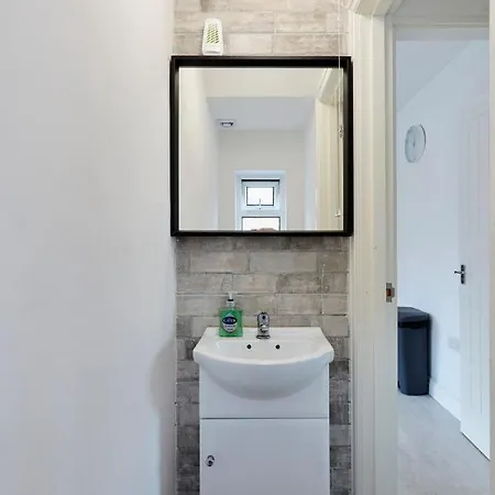 Spacious Close To Centre Location * ليدز