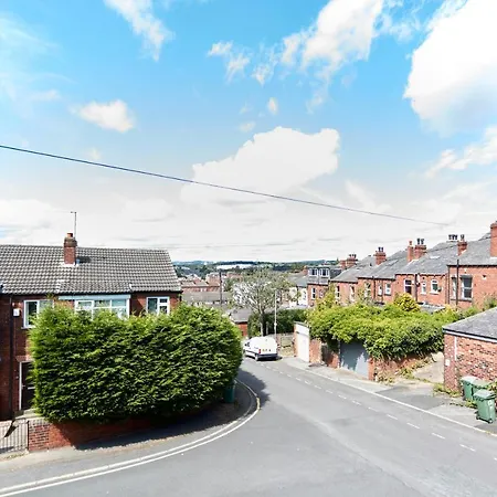 Spacious Close To Centre Location شقة