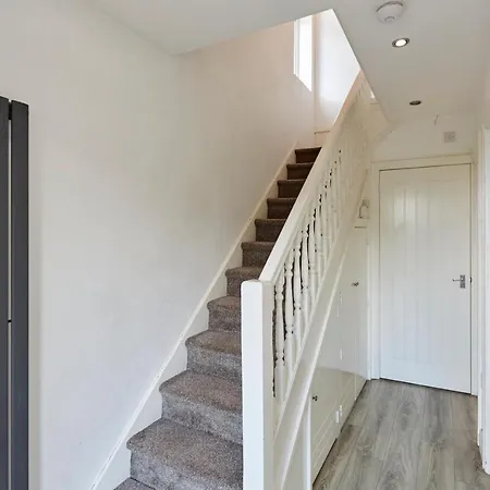 Spacious Close To Centre Location * ليدز
