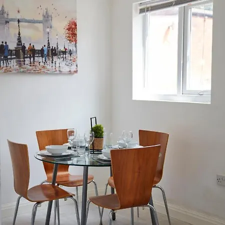Spacious Close To Centre Location *