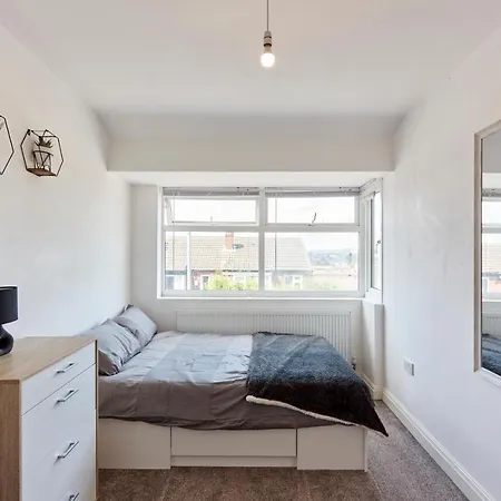Spacious Close To Centre Location شقة