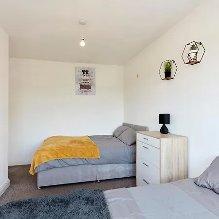 Spacious Close To Centre Location شقة *