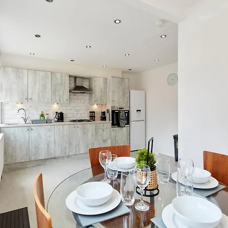 Apartment Spacious Close To Centre Location *