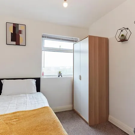 Spacious Close To Centre Location