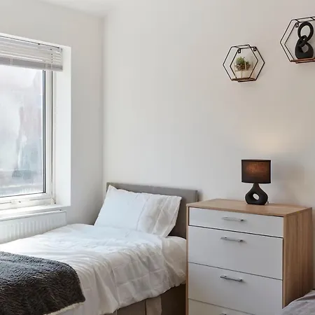 Spacious Close To Centre Location